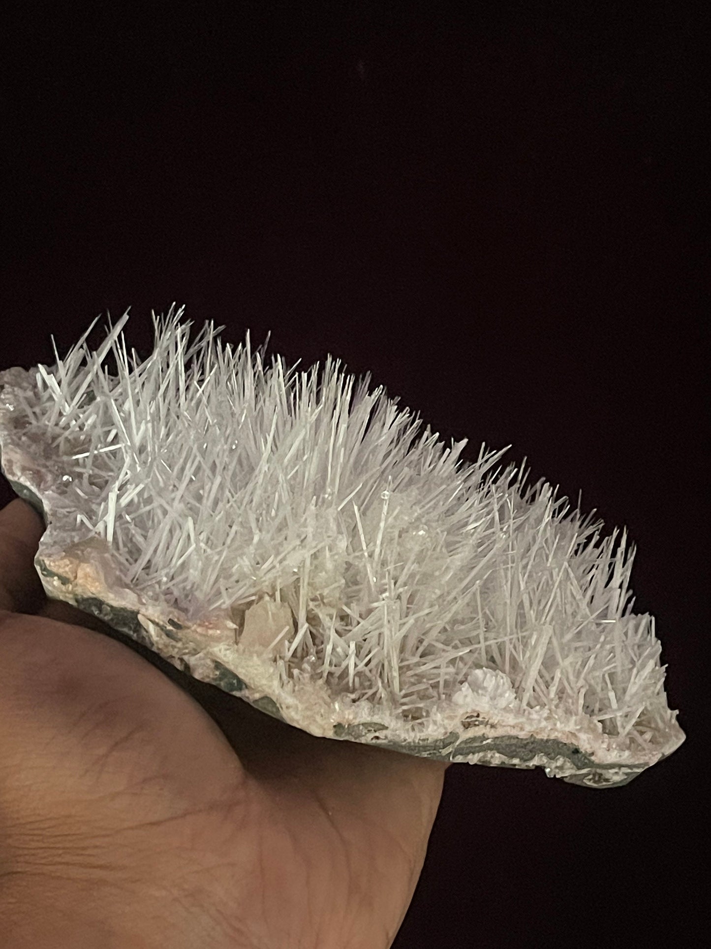 Scolecite sprays on heulandite base