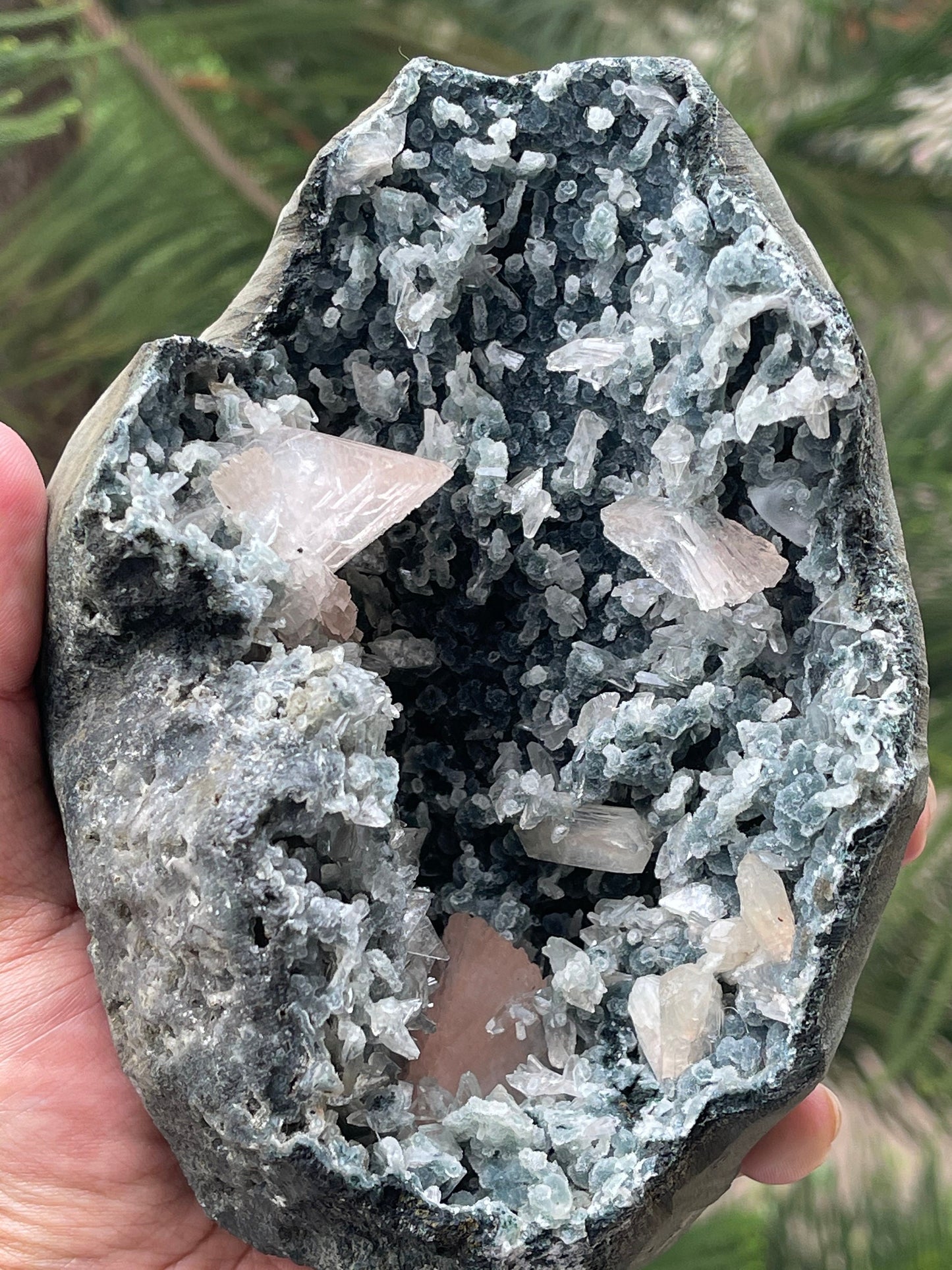 Multiple heulandite crystals with stilbite on black chalcedony