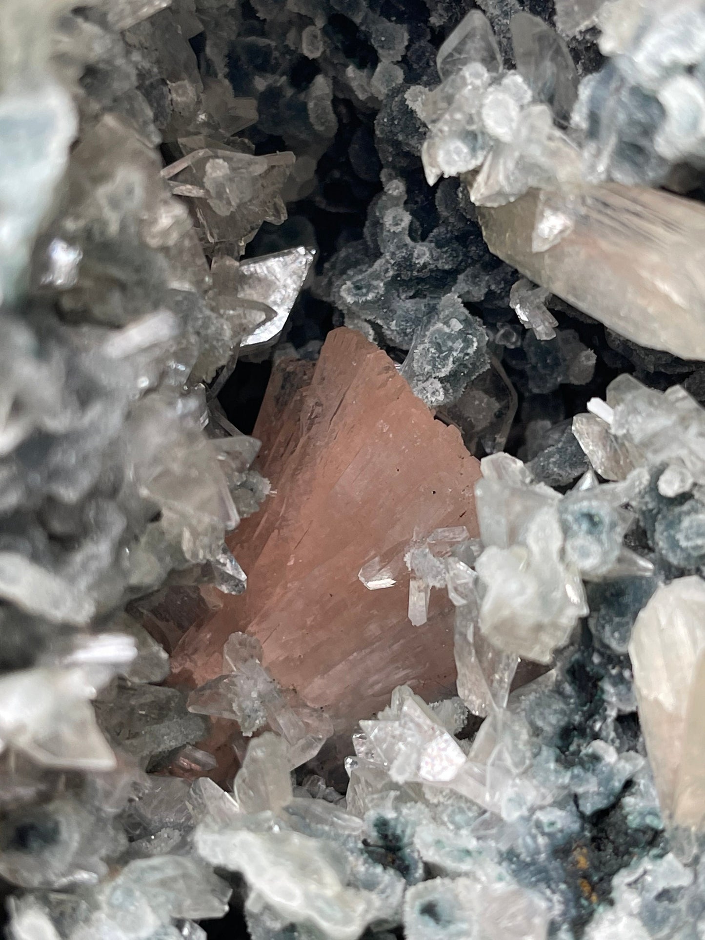 Multiple heulandite crystals with stilbite on black chalcedony