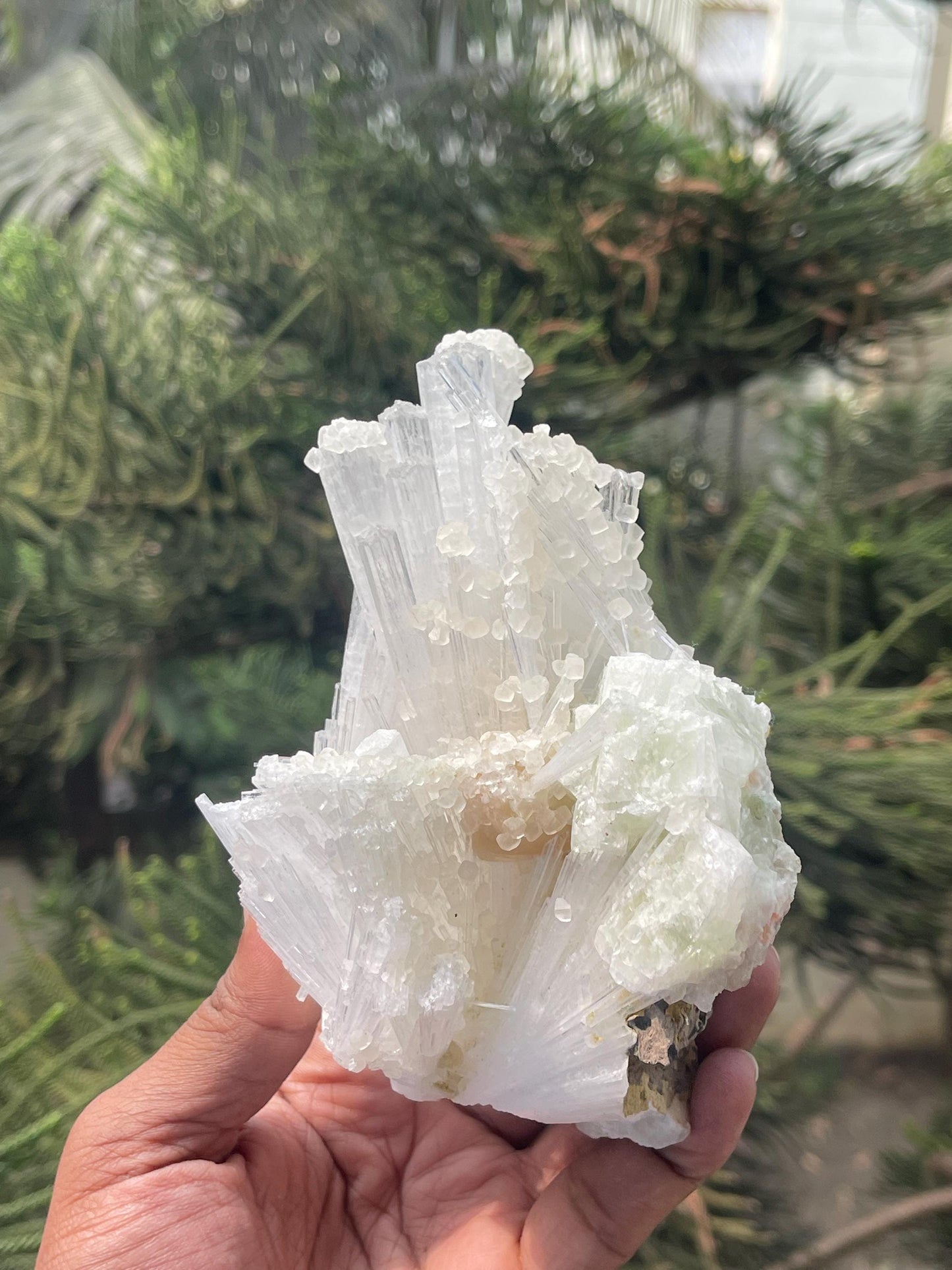 Combination of calcite/stilbite/green apophyllite on scolecite crystal