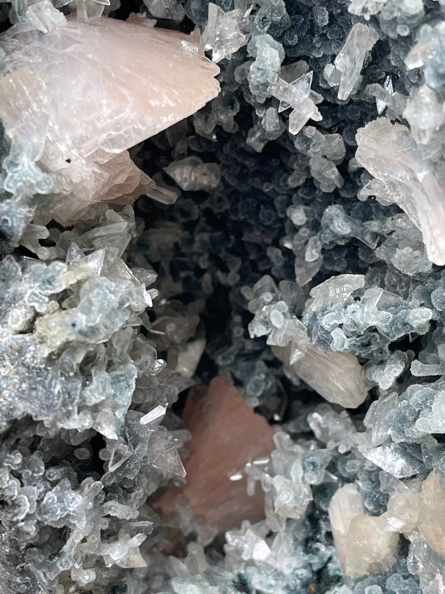 Multiple heulandite crystals with stilbite on black chalcedony