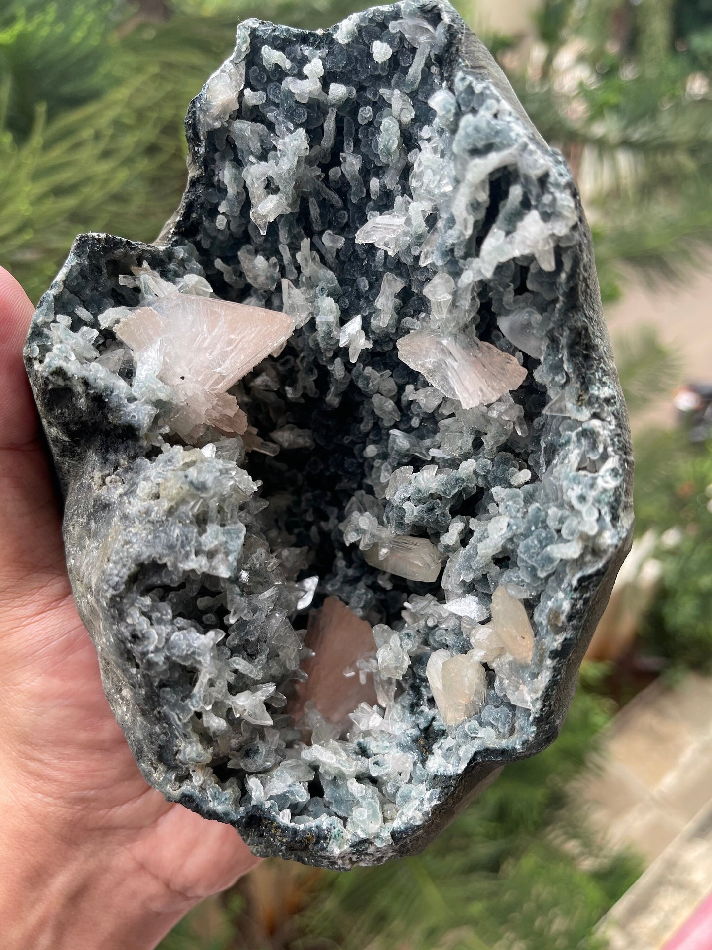 Multiple heulandite crystals with stilbite on black chalcedony