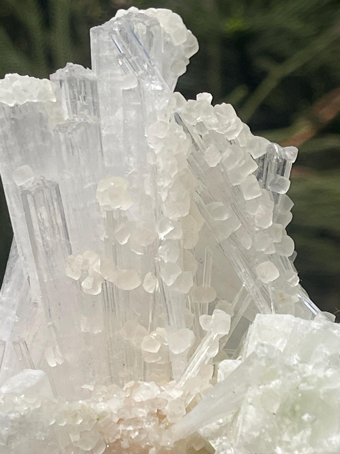 Combination of calcite/stilbite/green apophyllite on scolecite crystal