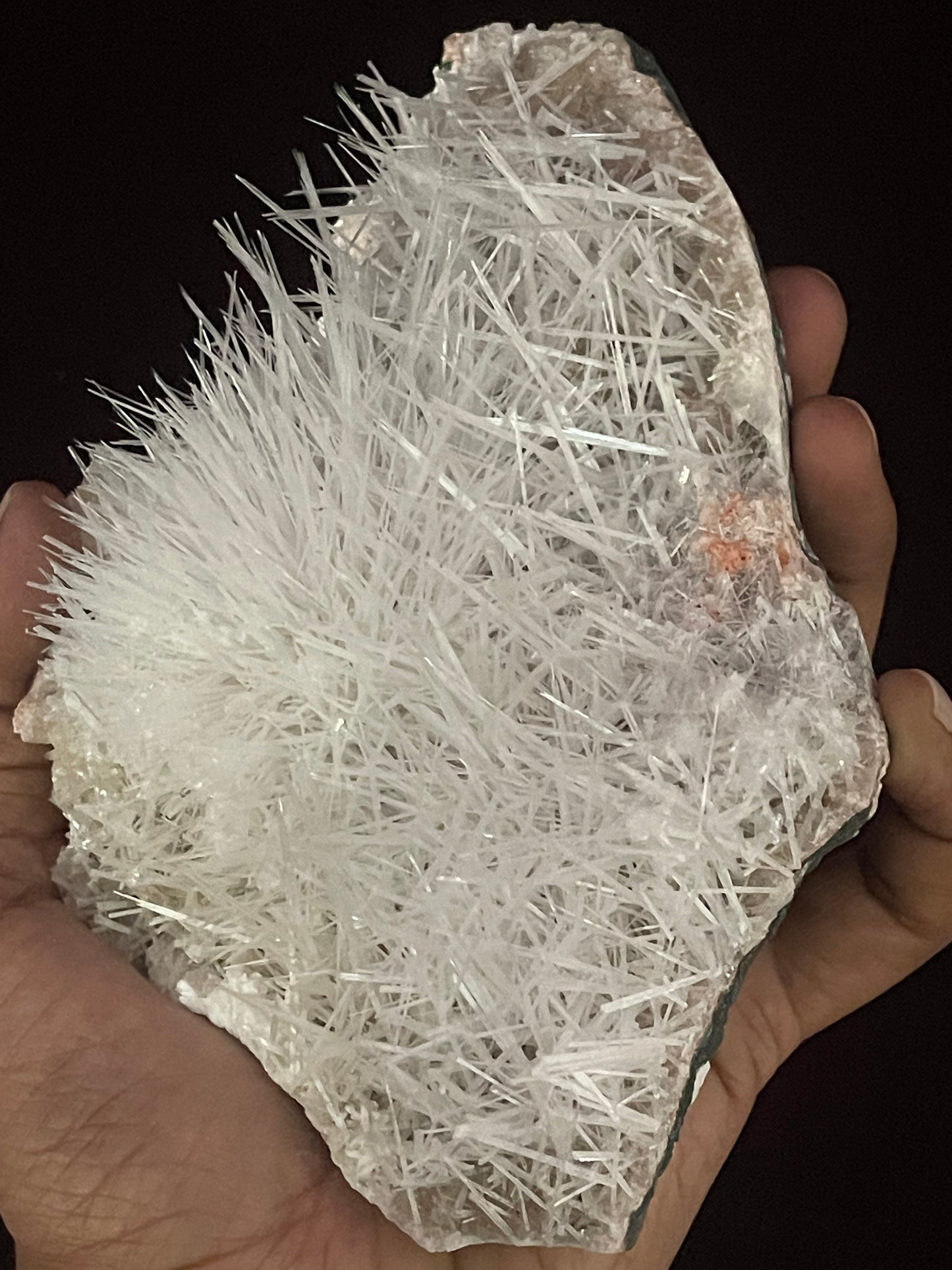 Scolecite sprays on heulandite base