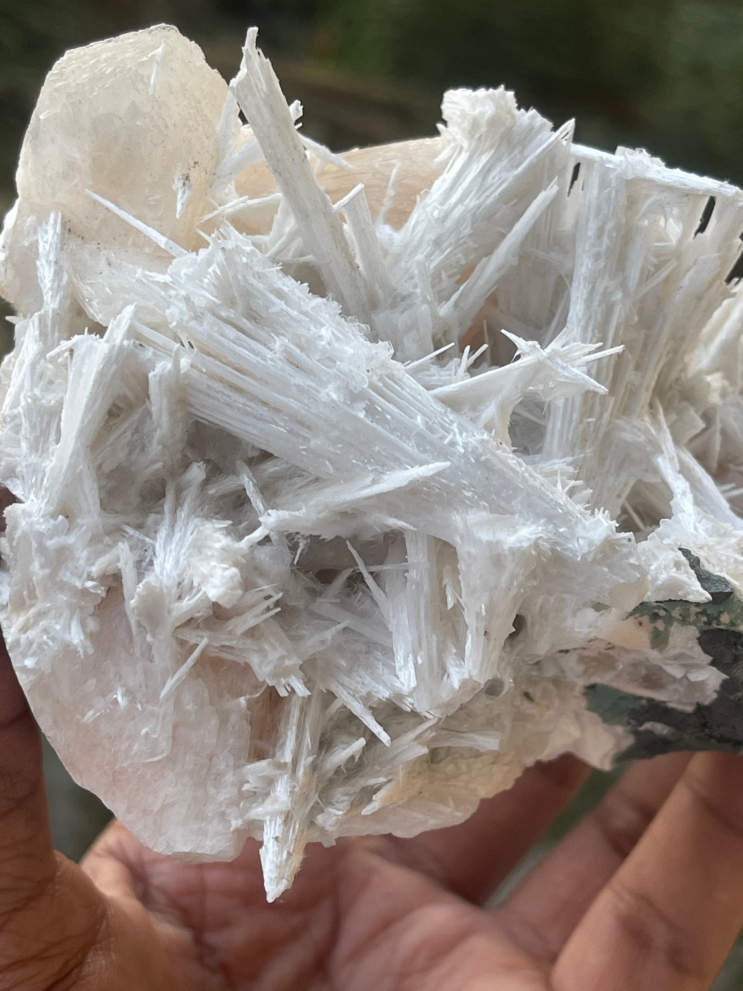 Scolecite spray on stilbite base