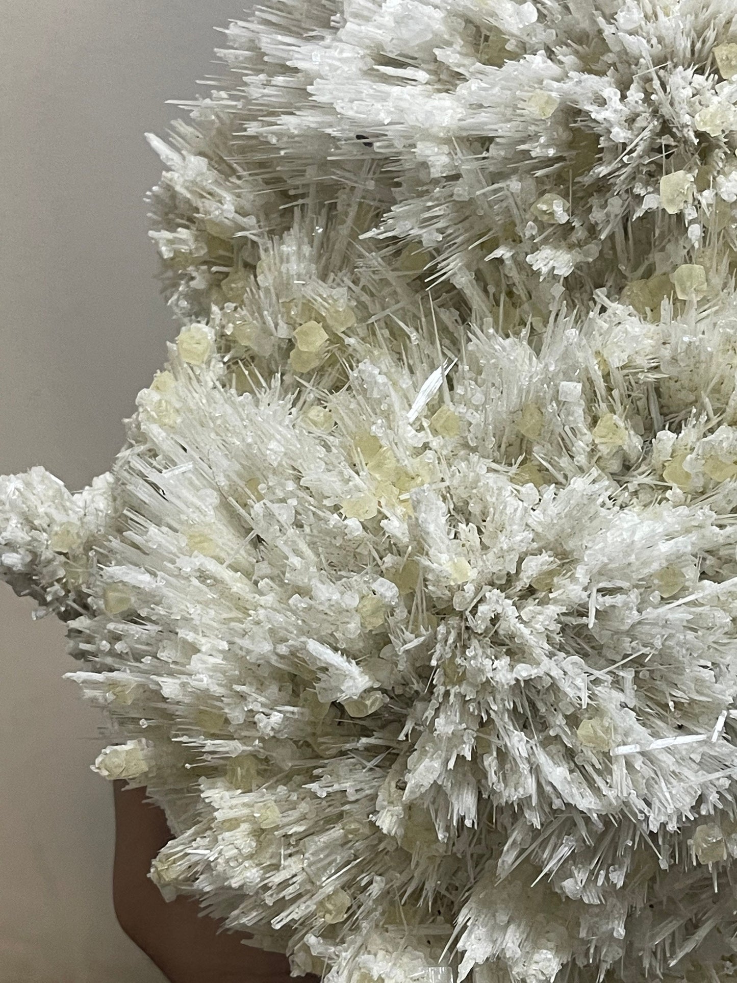 Rare formation of yellow calcite on scolecite