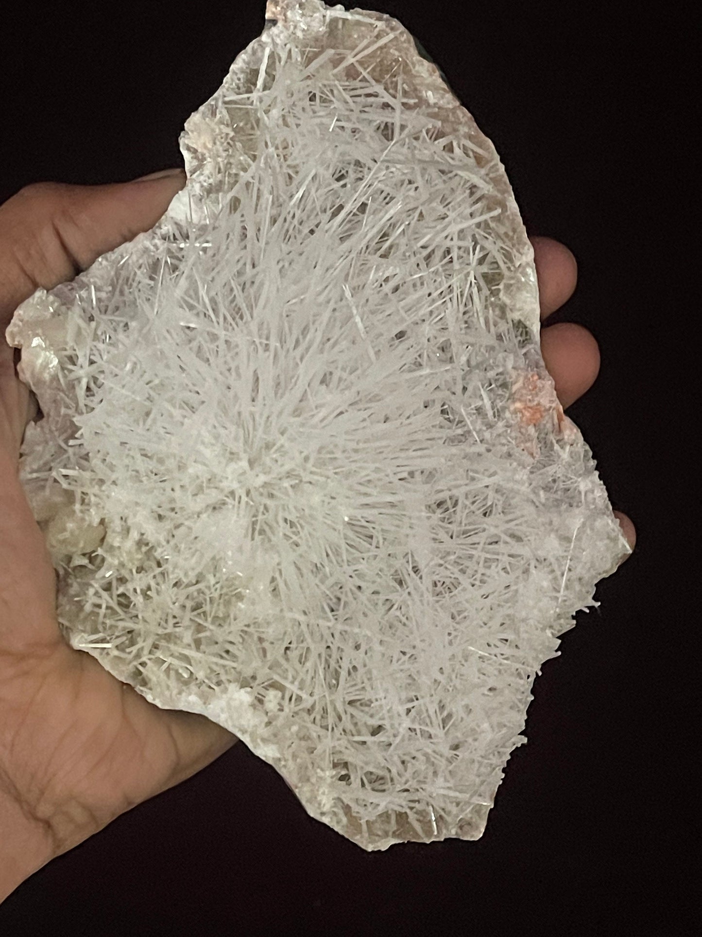 Scolecite sprays on heulandite base