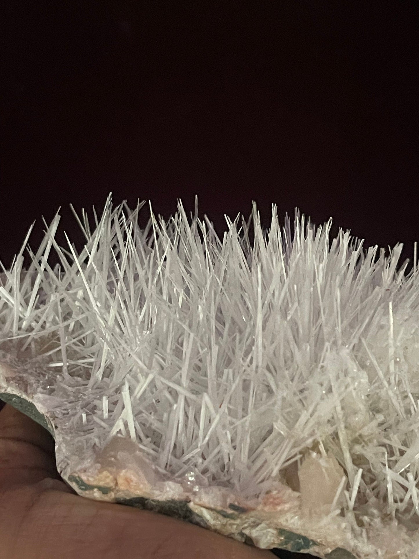 Scolecite sprays on heulandite base