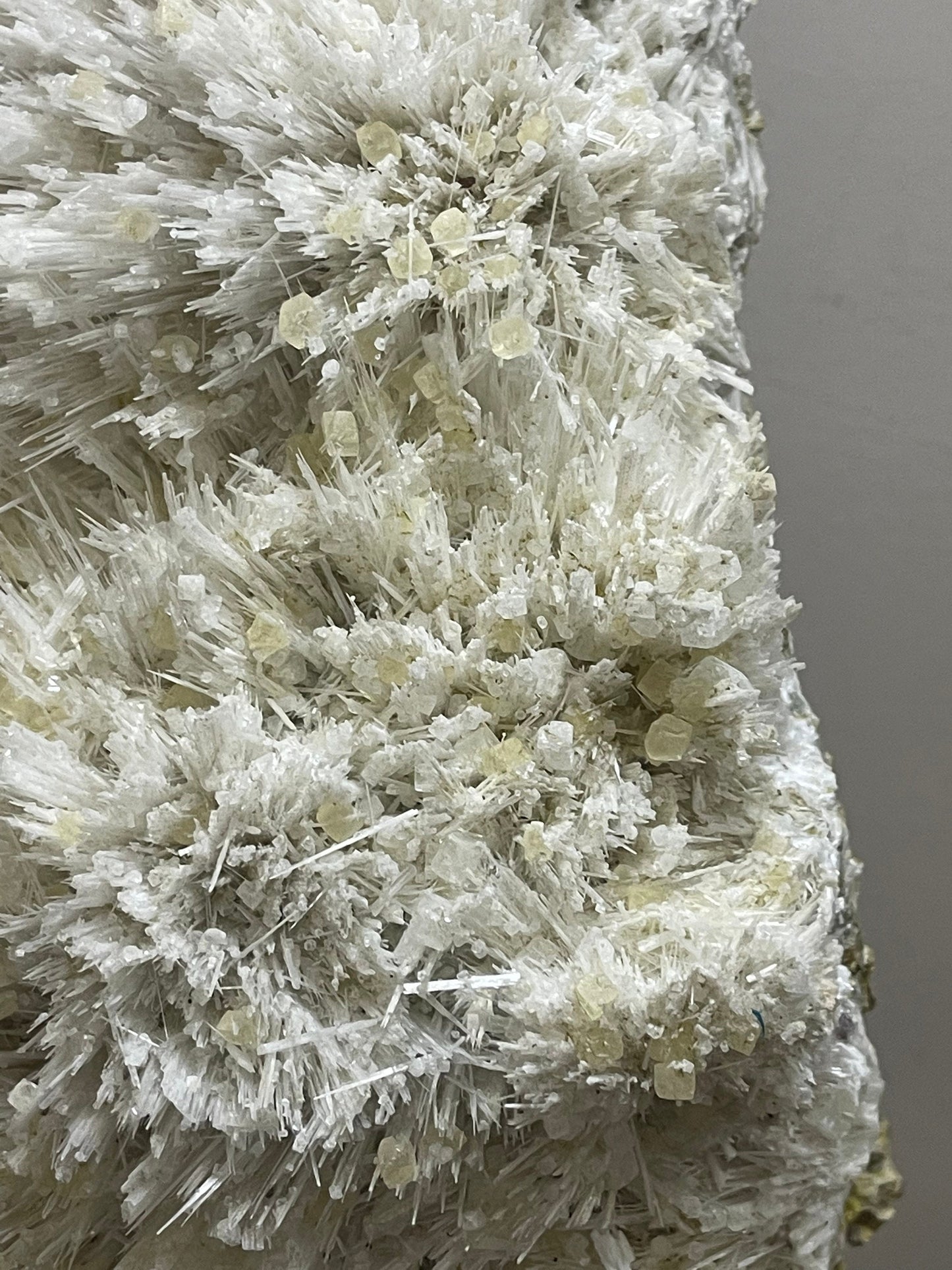 Rare formation of yellow calcite on scolecite