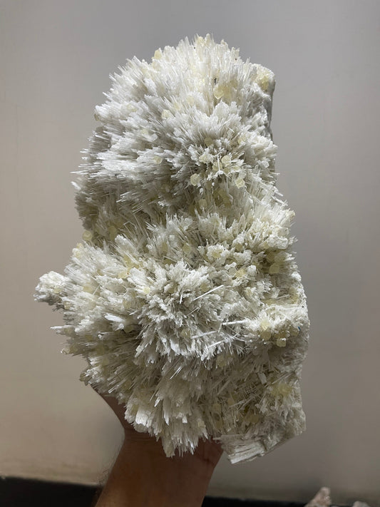 Rare formation of yellow calcite on scolecite