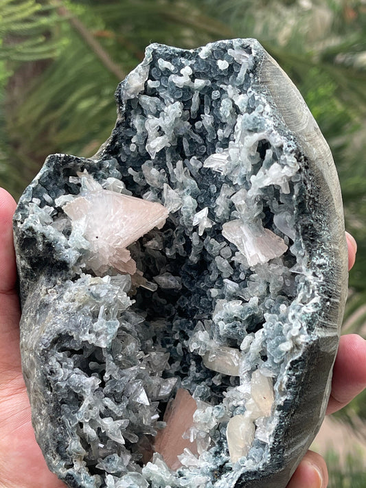 Multiple heulandite crystals with stilbite on black chalcedony
