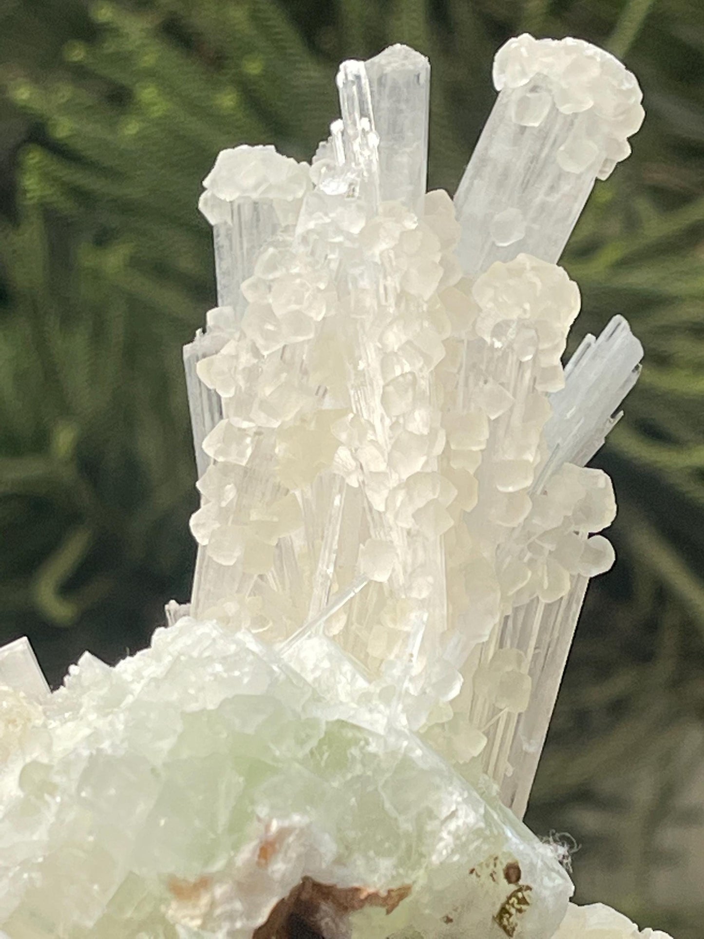 Combination of calcite/stilbite/green apophyllite on scolecite crystal