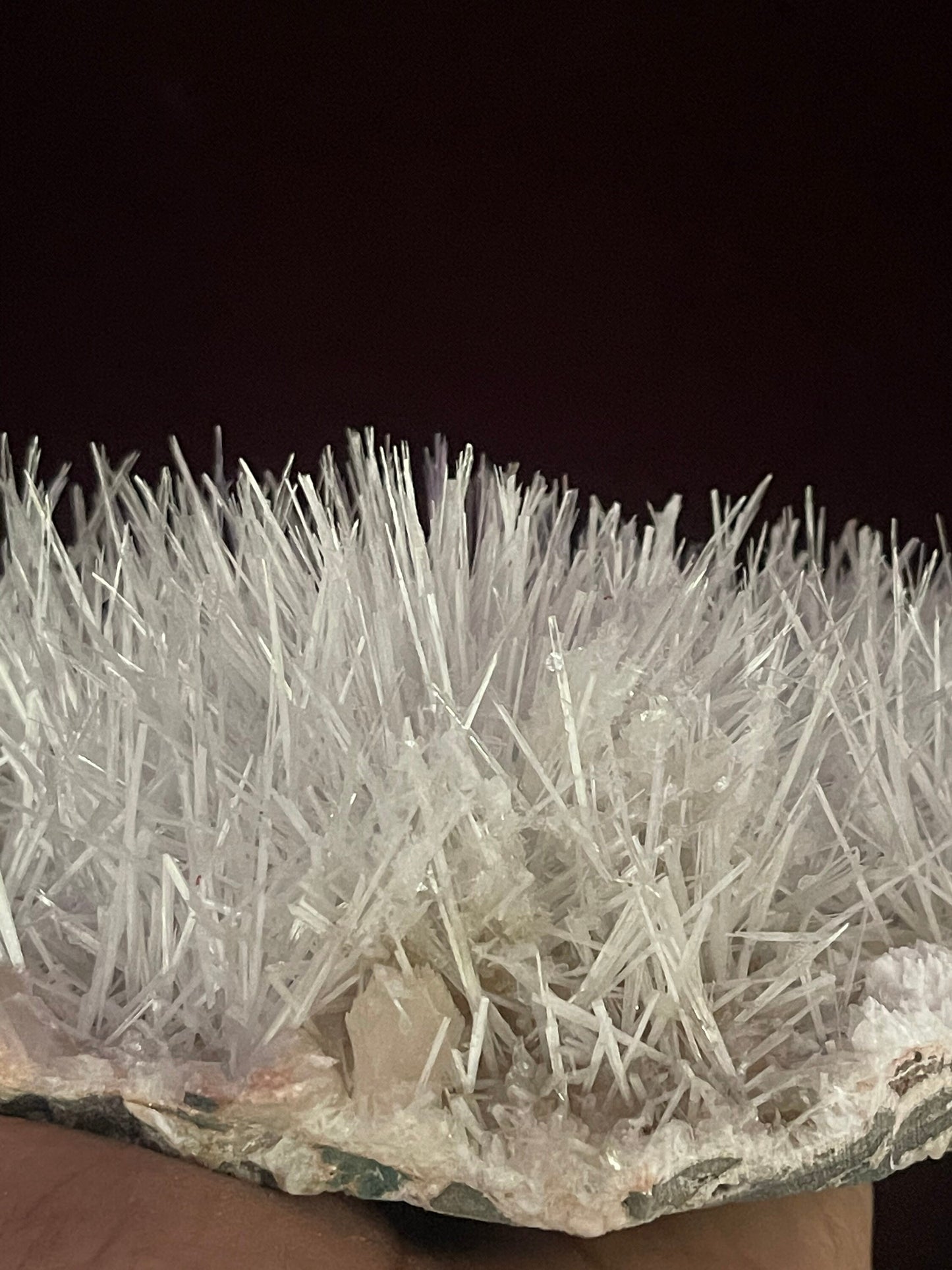 Scolecite sprays on heulandite base