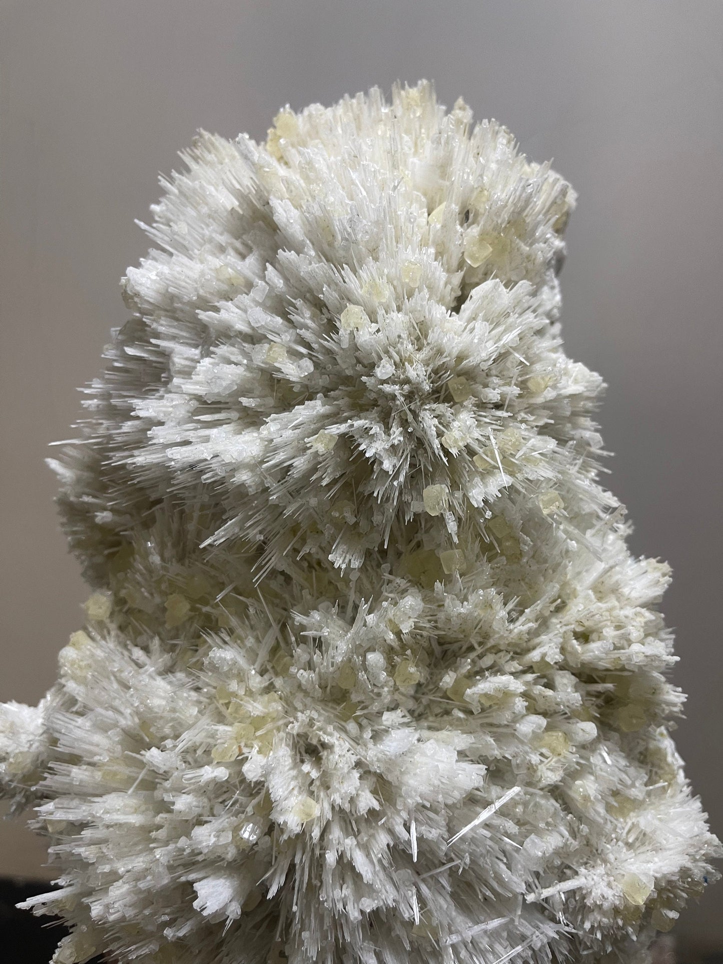 Rare formation of yellow calcite on scolecite