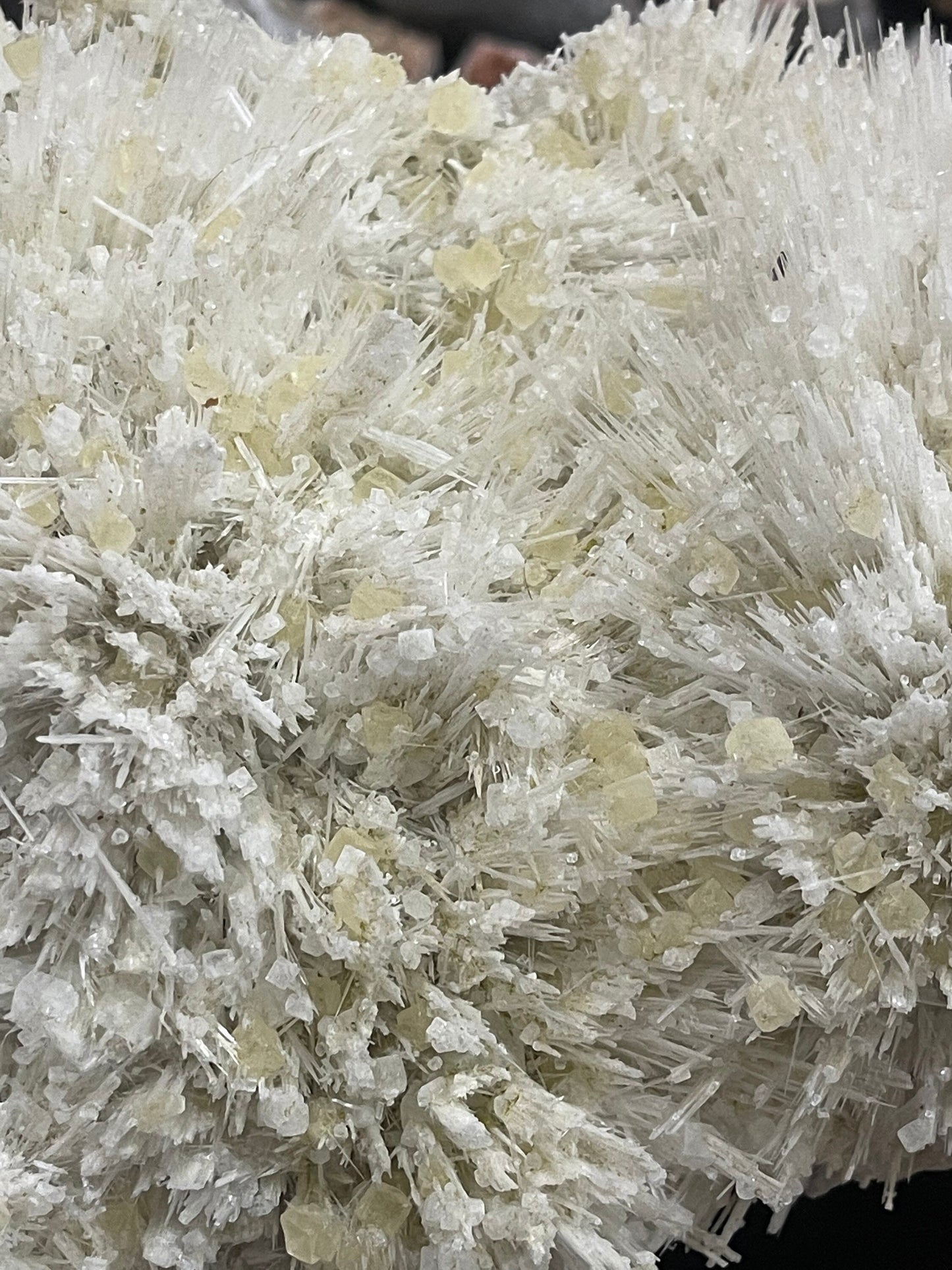 Rare formation of yellow calcite on scolecite