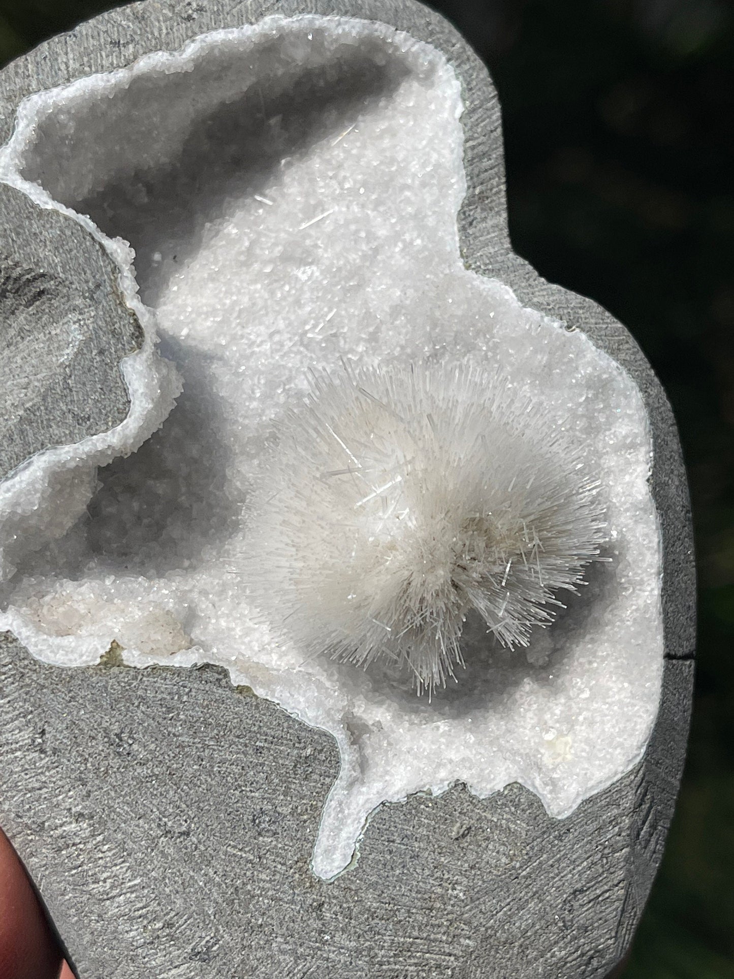 Perfect mesolite flower on mm quartz
