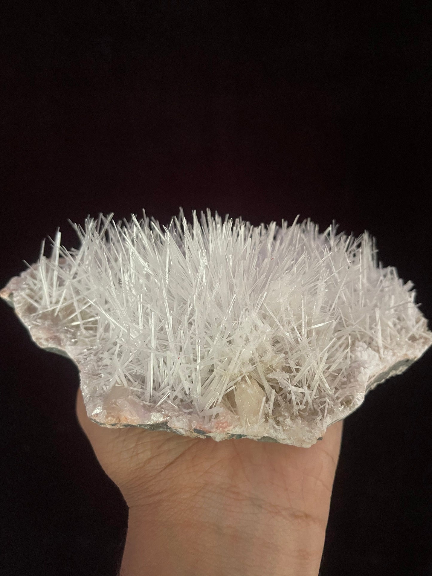 Scolecite sprays on heulandite base