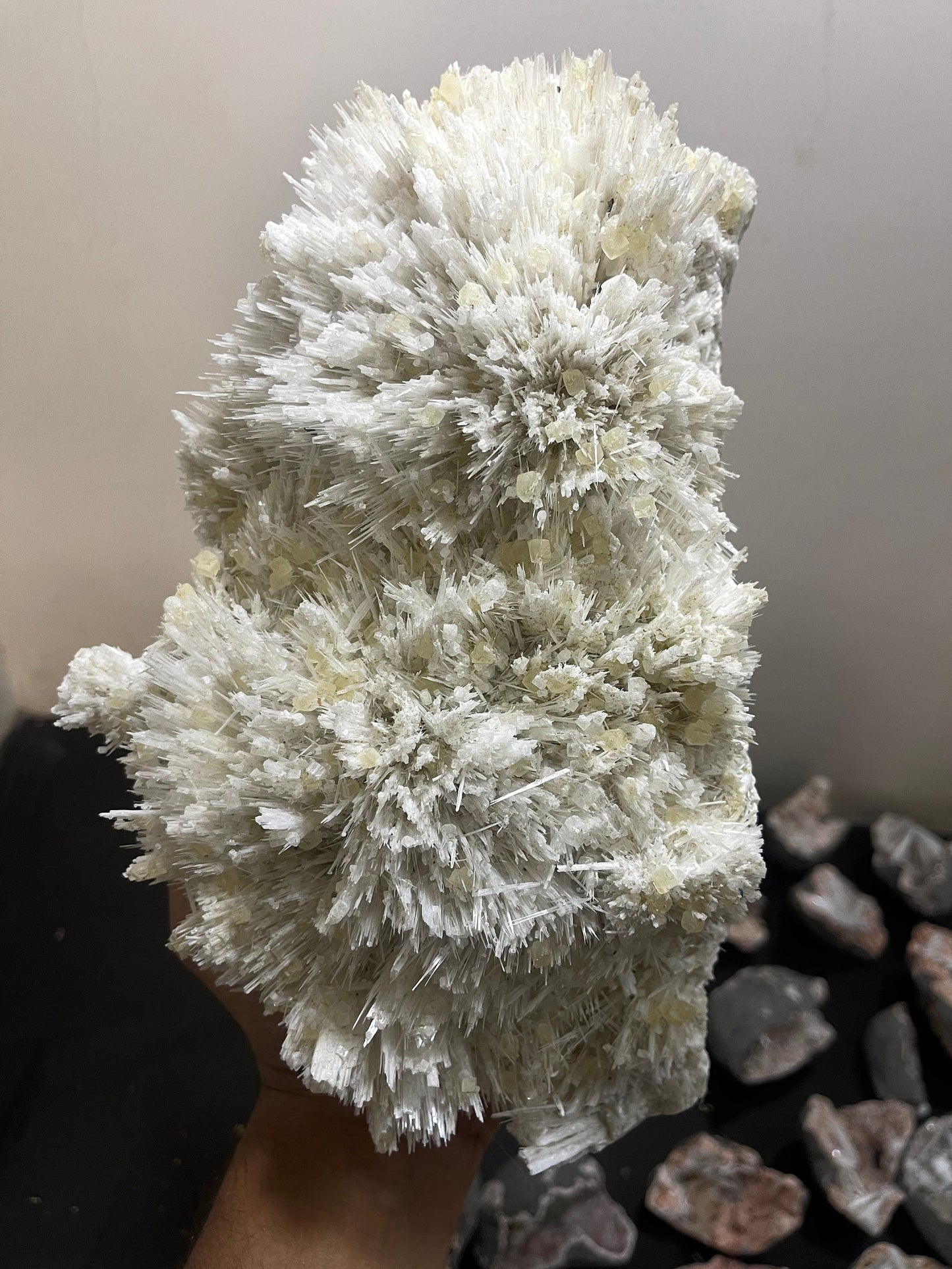 Rare formation of yellow calcite on scolecite