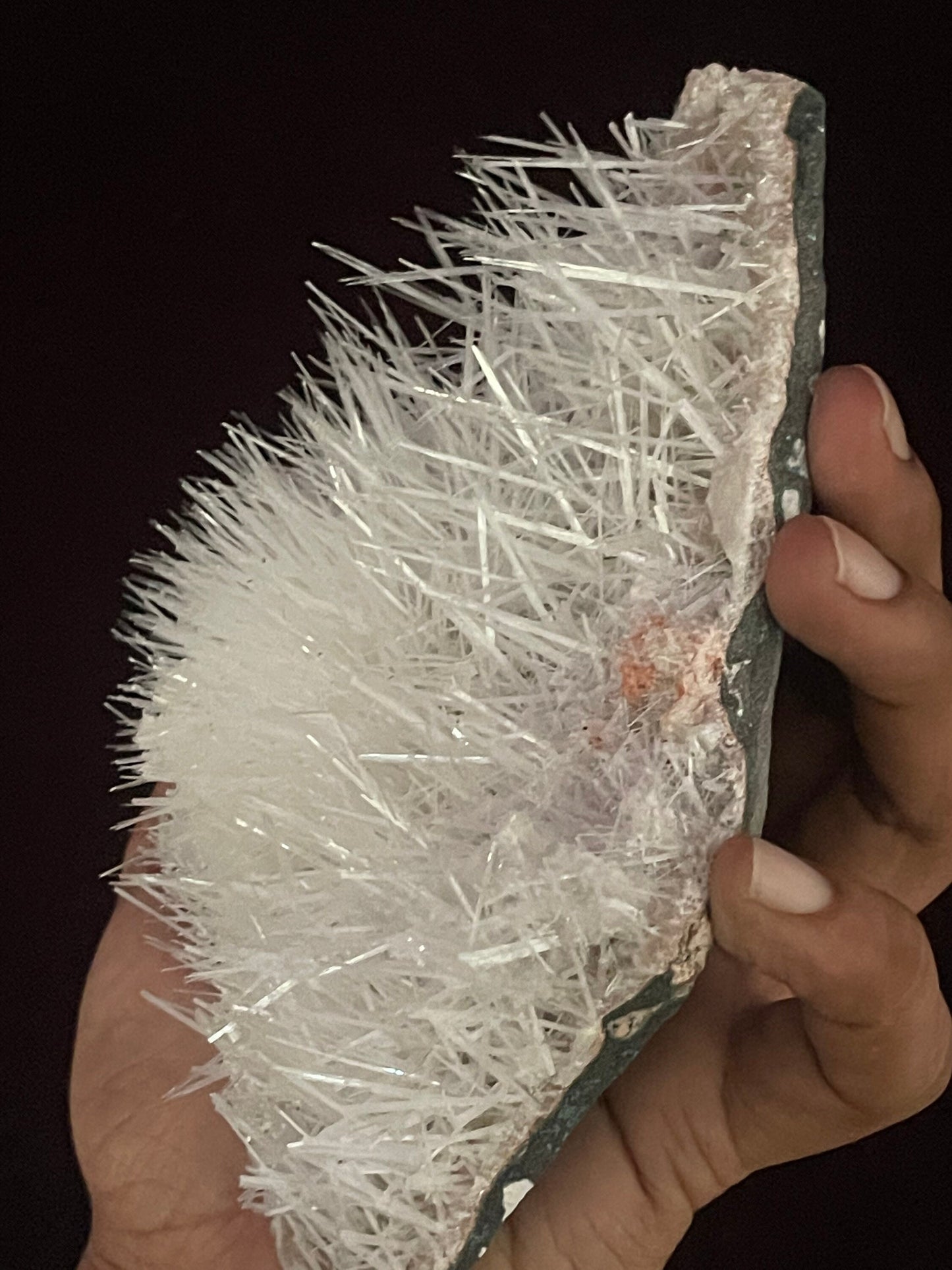 Scolecite sprays on heulandite base