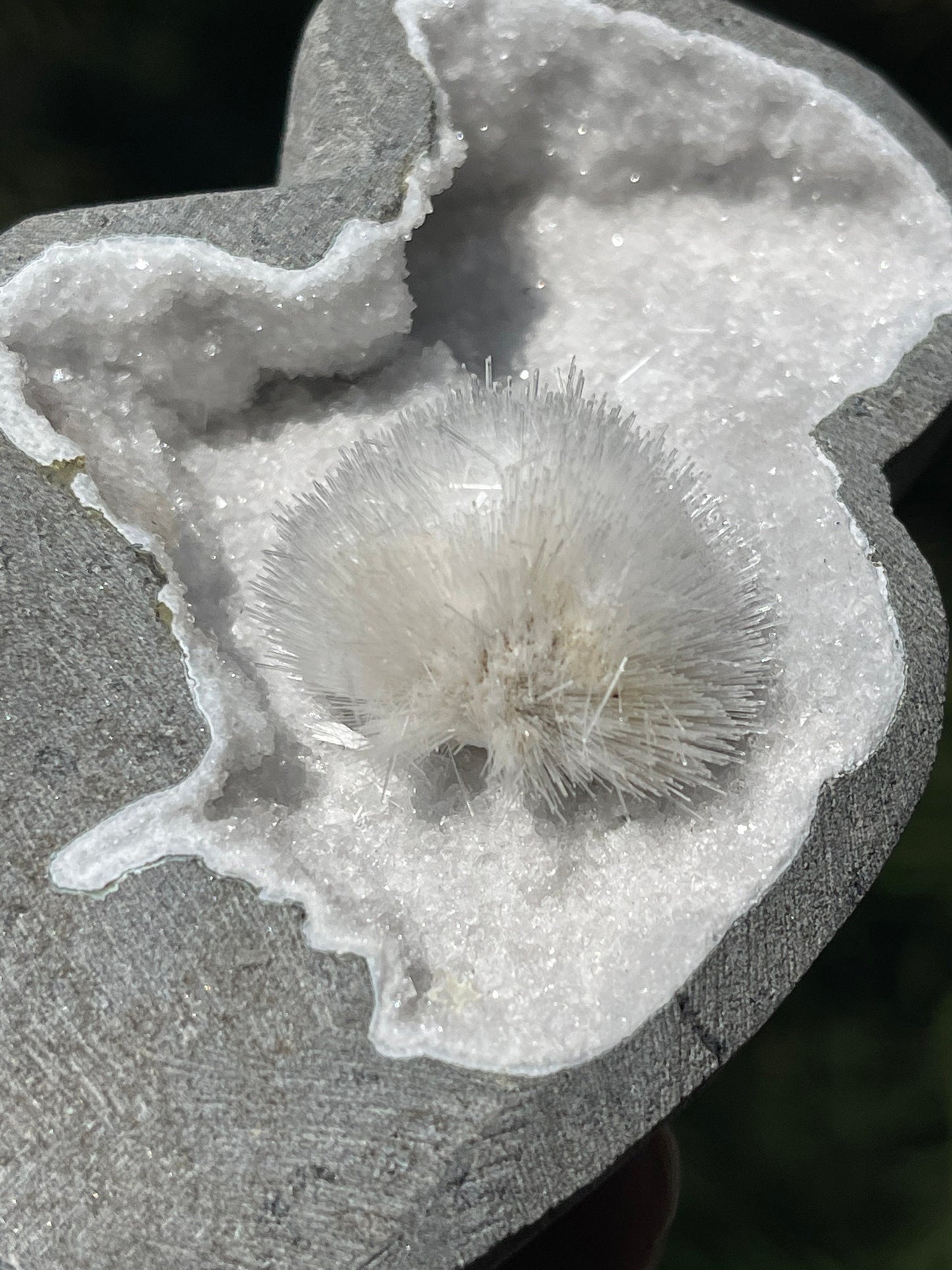 Perfect mesolite flower on mm quartz